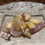 鮨 三心 - ●白甘鯛　皮目を炙り、葱と甘酢のソースと共に