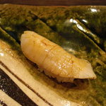 寿司一 - たいら貝 (炙り)。