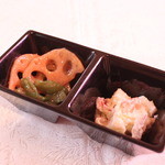 Karaoke Tenjiku - 蓮根の梅肉和え　ホッキガイサラダ