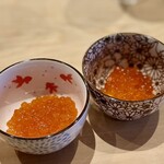 すしやのたい悟 - (左)いくら醤油漬け (右)いくら塩づけ。見た目あまりわからない(((o(*ﾟ▽ﾟ*)o)))