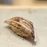 すしやのたい悟 - カマス炙り。他の方のを見ていたら食べたくなってしまい注文！軽く酢で〆たカマスを炙り脂のりも最高✨