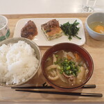 トーコーキッチン - 野菜のキッシュ 副菜二品、豚汁、ご飯