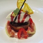 ラ ターブル ドゥ ジョエル・ロブション - イチジクコンポートにし、フランボワーズのブリュレにフロマージュブランのソルベと共に