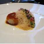ラ ターブル ドゥ ジョエル・ロブション - ホタテ貝柱のポワレ　そのムースを変わった貝殻に詰めて、香り高いシャトーシャロンのソース