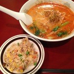 飛龍菜館 - 担々麺(680)：ランチ時は半チャーハン付