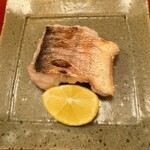 赤坂 詠月 - 甘鯛の焼物とへべす。柑橘も使い分けられています。