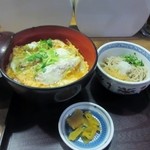 草八 - 日替わり丼とミニ蕎麦のセットは７５０円です。
