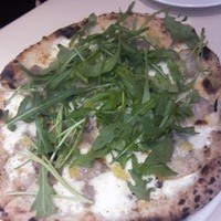 イタリアーナ エノテカ ドォーロ - 豚バラ肉とルッコラ、ケッパーのピッツア　レモン風味　（1,200円）