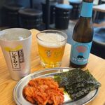 韓兵衛 新橋店 - チェジュビール（890円）、レモンサワー（490円）、お通し（290円）×2人分