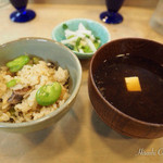 寿し鐵 おおしお - 食事
      
      貝と豆の炊込み
      赤出汁
      お新香