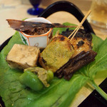 寿し鐵 おおしお - 焼八寸
      
      鰆西京焼
      蕗味噌天豆
      鯛子煮こごり
      栗麩木の芽味噌田楽
      蛍烏賊たたき
      干し蛍烏賊
      伽羅蕗
      