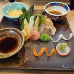 寿し鐵 おおしお - 向付
      春野菜と春魚貝盛合せ
      蕨、こごみ、蕗、天豆、たら芽、筍、アスパラ、ブロッコリー、ベビーコーン、より独活、より人参、真鯛、初鰹、青柳