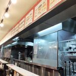 蒙古タンメン中本 - 厨房の様子