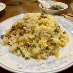 中華飯店 - ★炒飯(五目)
      通いつめるキッカケになったメニュー♪
      シンプルだけどコクの深い本格炒飯！
      この店の虜になった！
      極ウマ♡
