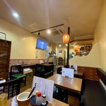 中華飯店 - 直近の店に比べるとこじんまりした印象。
                                市場通りの外れにあった頃と感じが似てるかな？