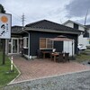 とんかつ今井 - 店前　ワンちゃん同伴者スペース 植栽で囲ってくれたら良いのに。