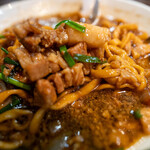 元祖スタミナ満点らーめん すず鬼 - かかっている煮込みに入っている角切りチャーシュー