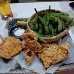 おさるの村 - にんにくマシマシジューシー唐揚げ。枝豆もりもり。ビールつき。770円