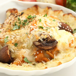 当店オススメの「コキーユ」は具だくさんで贅沢なグラタン！