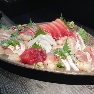 旬の魚介類のお刺身に、新鮮な馬刺し！コスパ抜群の逸品料理