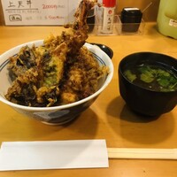 北新地 天富 - 海老天丼　みそ汁　漬物もついてるで