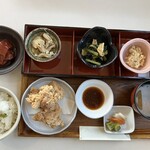 Mori Q - 鮪魚醃漬丼與龍田揚的午餐套餐@2,180日圓