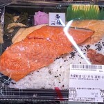 アピタ - 料理写真:銀鮭&紅鮭食べ比べ弁当