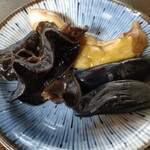 手打ち大石田そば　きよ - 最初に、茄子の漬物、茄子のピクルス？、キクラゲの辛子醤油がサービスで出てきます