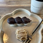 菓匠 きくたろう - だんごとぼたもちのセット。こし餡と、栗餡がのってる。