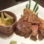 藤吉 - 増田牛コース(6500円)のステーキ。ピクルスもうまうま