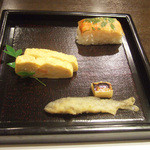 藤吉 - 増田牛コース(6500円)の海老の押し寿司、玉子焼き、稚鮎の揚げ物