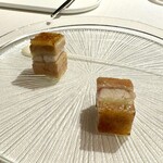 MartinBerasategui - ‘93に生み出されたスペシャリテ。
      知り合いのシェフからも、「絶対食べて来て」と念を押されました(^^)
      スモークされた鰻の香り、フォワグラのコク、青リンゴの爽やかさ黄金比でまとまるのが素晴らしい♪