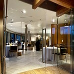 MartinBerasategui - 相当な大箱なのですが、完全に満席(^^)
      サンセバスチャンからは車以外では行けない郊外なのですが、それでもゲストを惹きつける魅力があります。