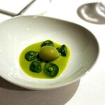 MartinBerasategui - え？オリーブそのまま？
                                …な訳がありません(^^)
                                殻を口の中で割ると、そこからオリーブのジュースが溢れ出します♪
                                「ひゃ〜」と声が漏れそうな、絶品の一品。