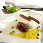 MartinBerasategui - こういう料理、めっちゃスパニッシュ！
      チリペッパーの培養液的なモノは、まさにエル・ブリ以来の化学的なアプローチ。
      そのチリペッパー→まぐろタルタル→アンチョビの順で食べるのを促されます。