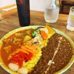 Merci - ２種あいがけ（黒ゴマキーマ＆ほろほろ大根とチキンのトマト）カレー