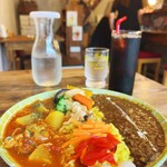 Merci - 左：ほろほろ大根とチキンのトマト＆右：黒ゴマキーマ