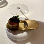 MartinBerasategui - 私の席がすべて逆光で、せっかくの美しい料理がきれいに撮れませぬ(-_-)
                                この最初の一品が衝撃！いきなり心を鷲掴みです。
                                この小さなひと口に、鹿、キャヴィアの旨味が凝縮されています。
                                すごい爆発力！