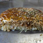 오코노미야키 타치코마 - 소바가 들어간 고기 오므라이스 단면