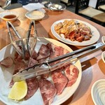 とっくり屋 - 料理写真:手前から塩タン2人前、ホホ肉1人前、上ホルモン1人前