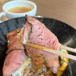 ジラフモノクローム - ローストビーフ丼（普通盛り）