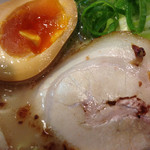 鳳鳴軒 - 鳳鳴ラーメン チャーシュー&味卵 拡大@2014/04/17