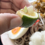 吉野鶏めし保存会 - かぼすを搾る