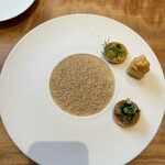 Bekk - 前菜。中央は玄米。下から、カマス、雲丹、銀杏。