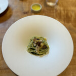 Bekk - 炭火で焼いた鮎と大葉のジェノベーゼ。臭みがまったくない鮎はジェノベーゼとの相性も素晴らしい。