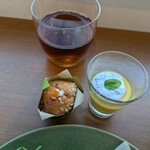 MERCURE HOTELS&RESORTS - デザート、ウーロン茶    誰 ？ウーロン茶を持ってきたの    主人が持って来てくれました。チェイサーのつもりかな？