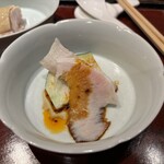 一碗水 - 皮付き豚ロース　水茄子　ニンニクソース