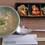 KIMUKIMU - ランチに付いてるおかずと玉子スープ。スープはとても優しい味で二日酔いにピッタリです(^▽^;)。