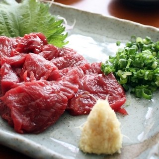 Fresh horse sashimi from Kumamoto Prefecture is also popular!