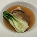 東山 吉寿 - 蒸し鮑、白アワビ茸、チンゲンサイ